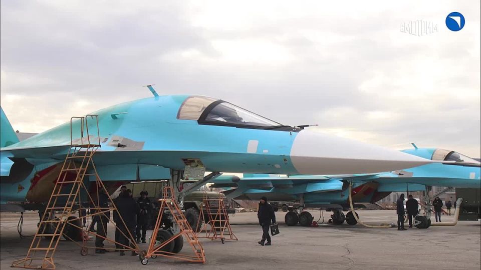 Экипаж ВКС РФ получил новую партию истребителей-бомбардировщиков Су-34