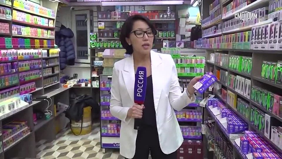 Владимир Путин в четверг поддержал введение запрета на продажу вейпов