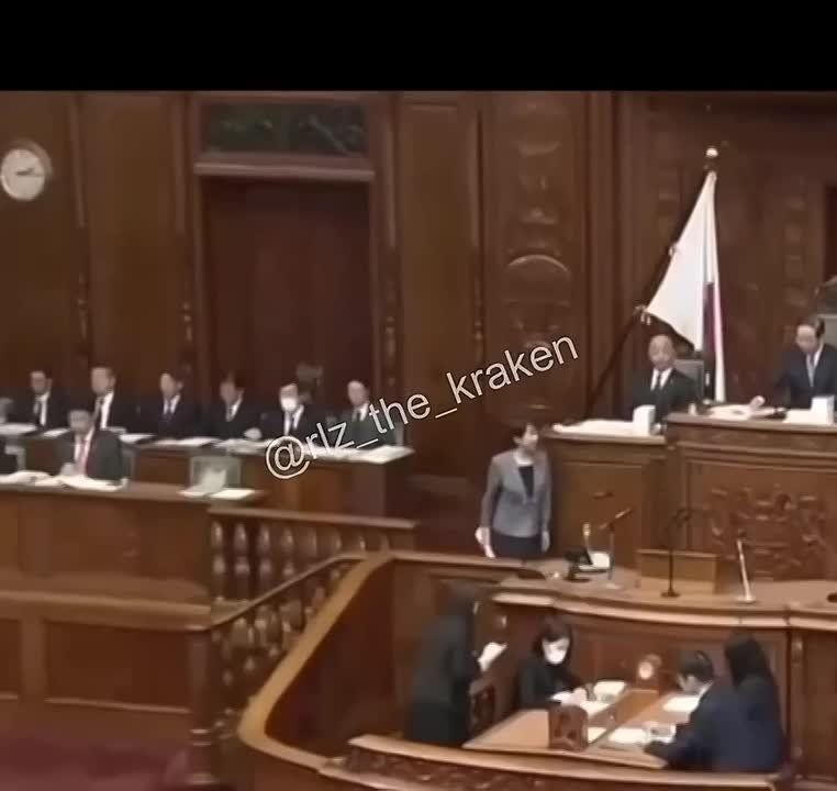 Пока новая премьер-министр Японии Санаэ Такаити вещала о важных событиях и решениях, в том числе о планах подписать мирный договор с Россией, в зале парламента царила почти медитативная обстановка