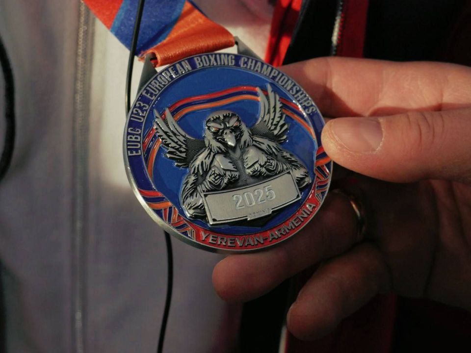 Сегодня по доброй традиции встретили в аэропорту «Байкал» чемпионку – Дарью Пантелееву, вернувшуюся с Первенства Европы по боксу среди юниоров 19-22 лет в Ереване с серебряной медалью