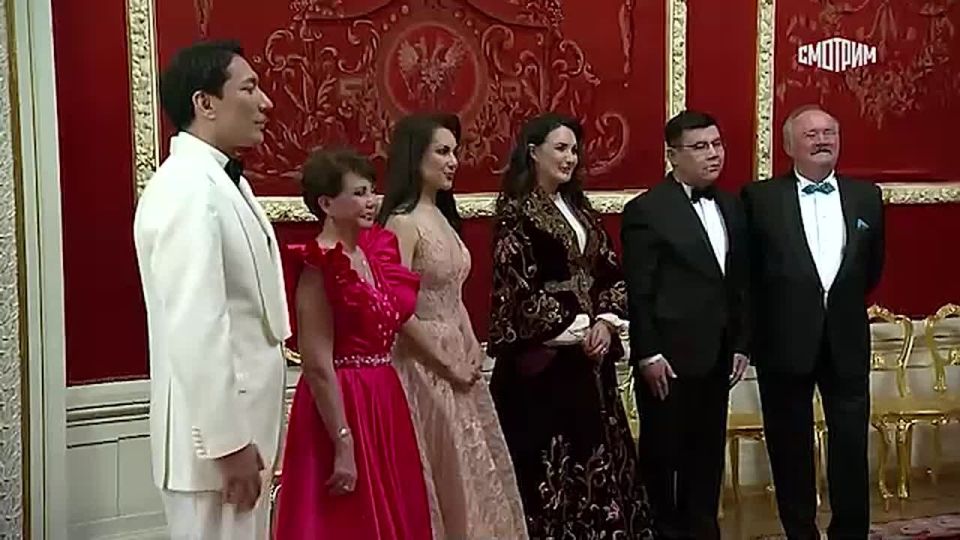 Владимир Путин и Касым-Жомарт Токаев пообщались с артистами после гала-концерта мастеров искусств Казахстана в Большом театре