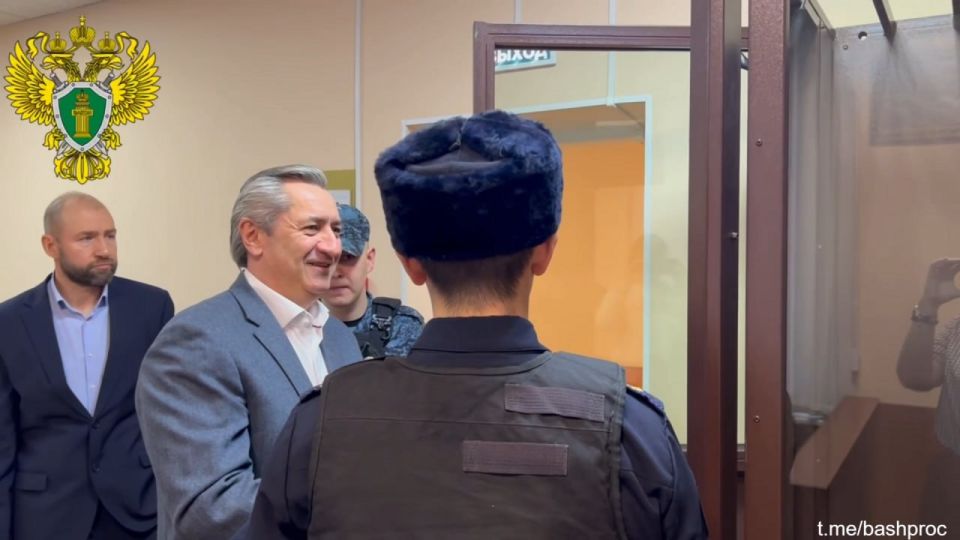 Суд приговорил к 13 годам колонии и штрафу в размере 560 млн рублей бывшего и.о. вице-премьера Башкирии Алана Мирзаева по делу о получении взятки в особо крупном размере, сообщили в региональной прокуратуре