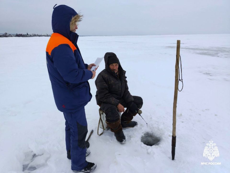 Сотрудники МЧС помогли поскользнувшемуся на льду рыбаку в Бурятии Сотрудники МЧС помогли поскользнувшемуся на льду рыбаку в Бурятии