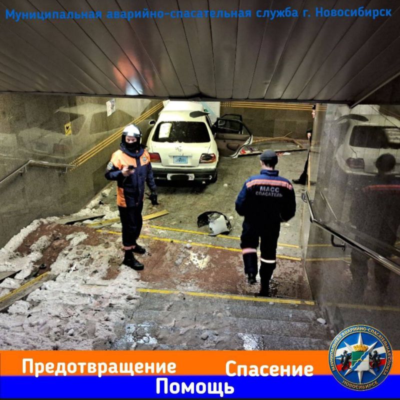 Автомобиль въехал в вестибюль метро на станции "Золотая Нива" в Новосибирске, пробил двери и слетел вниз по лестнице, сообщает муниципальная аварийная служба
