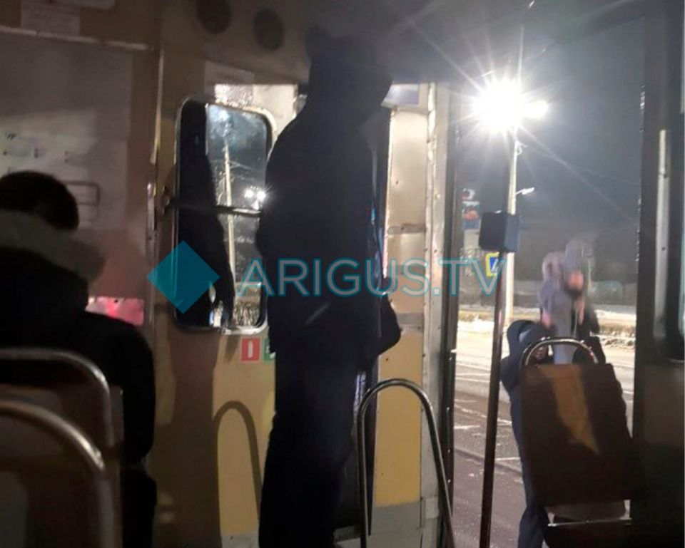 Трамваи встали в Улан-Удэ. Закрыто движение с Элеватора на Новый мост (маршрут №1, 7), с развязки 20а кв-л на Новый мост (маршрут №2, 8). Причиной стало отсутствие электроэнергии, на место выехала аварийная бригада, сообщает...