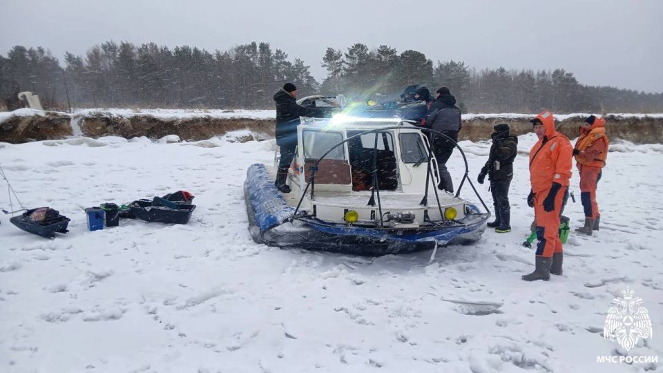 Спасатели сняли 13 рыбаков с оторвавшейся льдины в Новосибирской области, сообщает МЧС региона