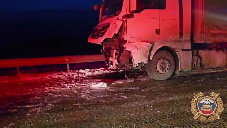 Водитель и трое детей погибли при столкновении легковушки и грузовика