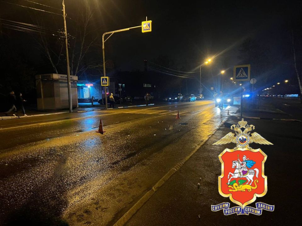 В Коломне водитель насмерть сбил переходившего дорогу подростка и скрылся, сообщает подмосковный главк МВД