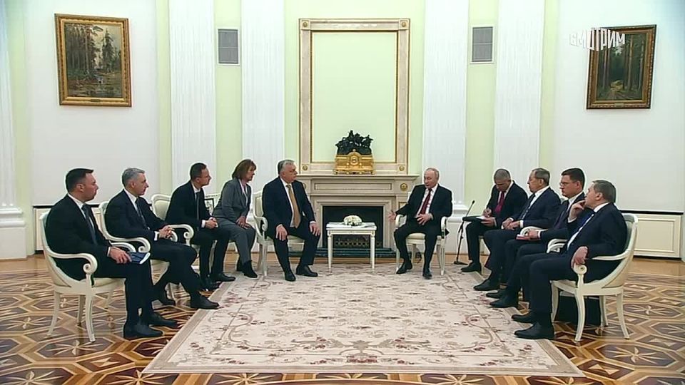 Владимир Путин рассказал Виктору Орбану, что провести саммит РФ и США в Будапеште предложил Дональд Трамп