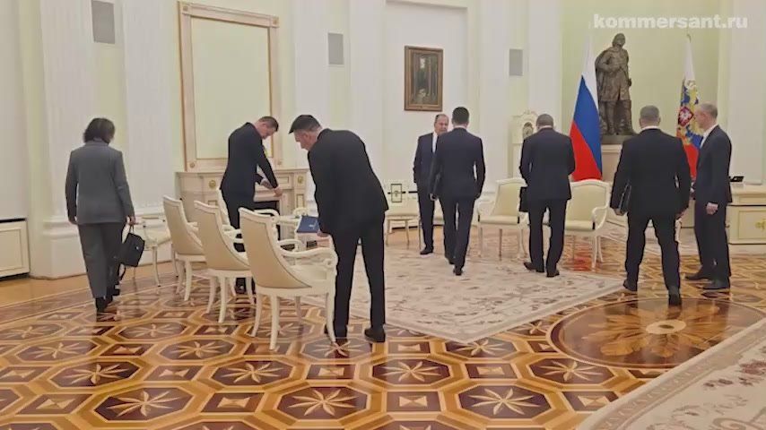 Глава МИД РФ Сергей Лавров, вице-премьер Александр Новак и помощник президента Юрий Ушаков будут участвовать в переговорах Владимира Путина и Виктора Орбана