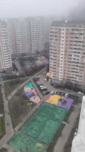 Автомобиль взорвался во дворе жилого дома в Новой Москве