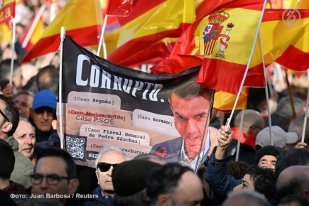 Испанию вновь захлестнула волна протестов: десятки тысяч людей вышли на улицы Мадрида, чтобы призвать премьер-министра Педро Санчеса и его правительство уйти в отставку