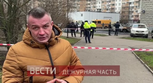 На месте взрыва автомобиля в ЖК «Град Московский» на Радужной улице работают сотрудники экстренных служб и силовики