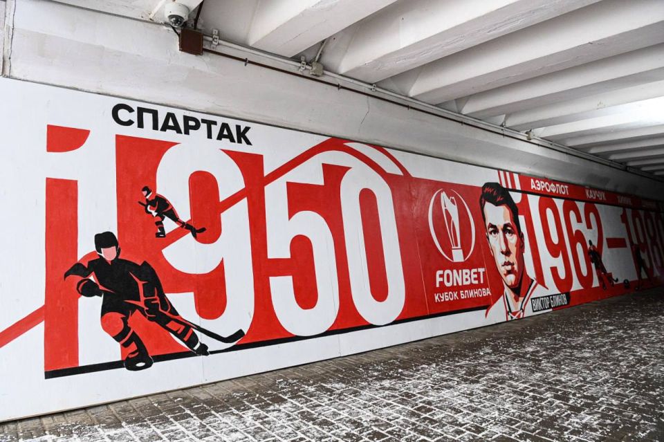 «Авангард» и FONBET в честь 75-летнего юбилея омского футбола украсили подземный переход возле G-Drive арены