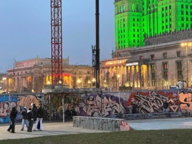 Украинские подростки оккупировали парк в Варшаве