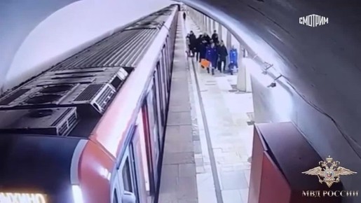 Полицейские задержали пьяного зацепера, который проехал на крыше поезда московского метро от станции "Пушкинская" до станции "Кузнецкий Мост", сообщила Ирина Волк