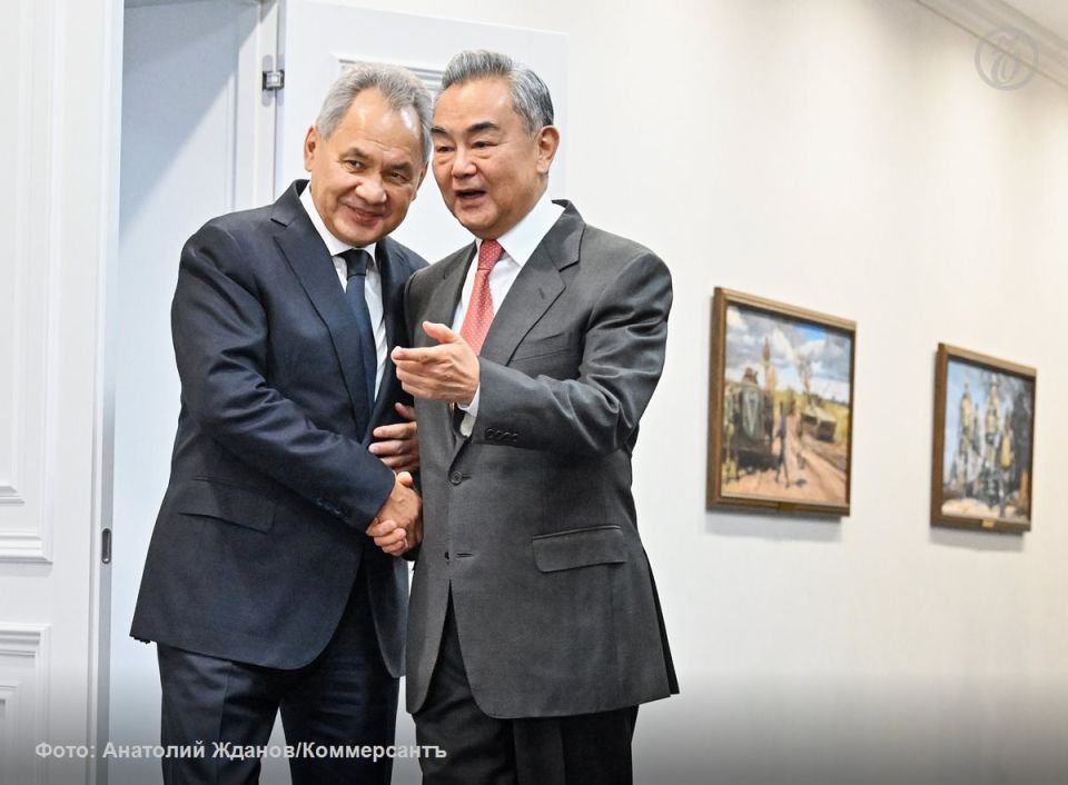 Одновременно с важной делегацией из США Москву посетил высокопоставленный гость из Китая — глава МИД КНР Ван И. Он прилетел по приглашению секретаря Совета безопасности РФ Сергея Шойгу для участия в двусторонних...