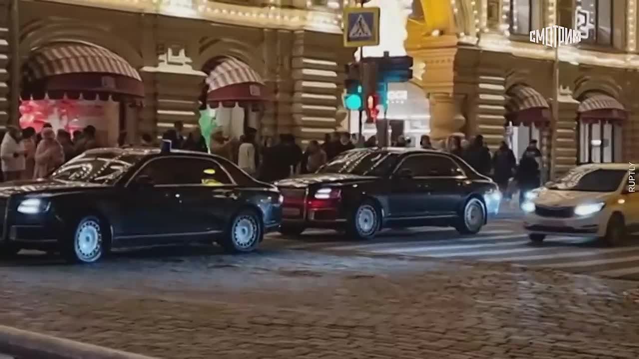 Спецпосланник президента США Стив Уиткофф и зять американского лидера Джаред Кушнер прогулялись по центру Москвы перед визитом в Кремль, их сопровождал глава РФПИ Кирилл Дмитриев