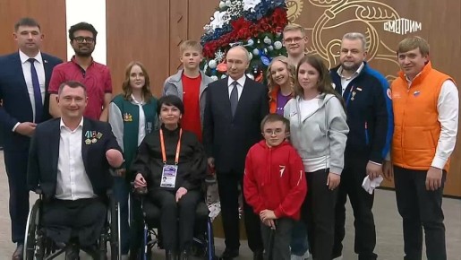 "Ребят, давайте все поставим класс": Владимир Путин сфотографировался с волонтерами на фоне "Ёлки желаний"