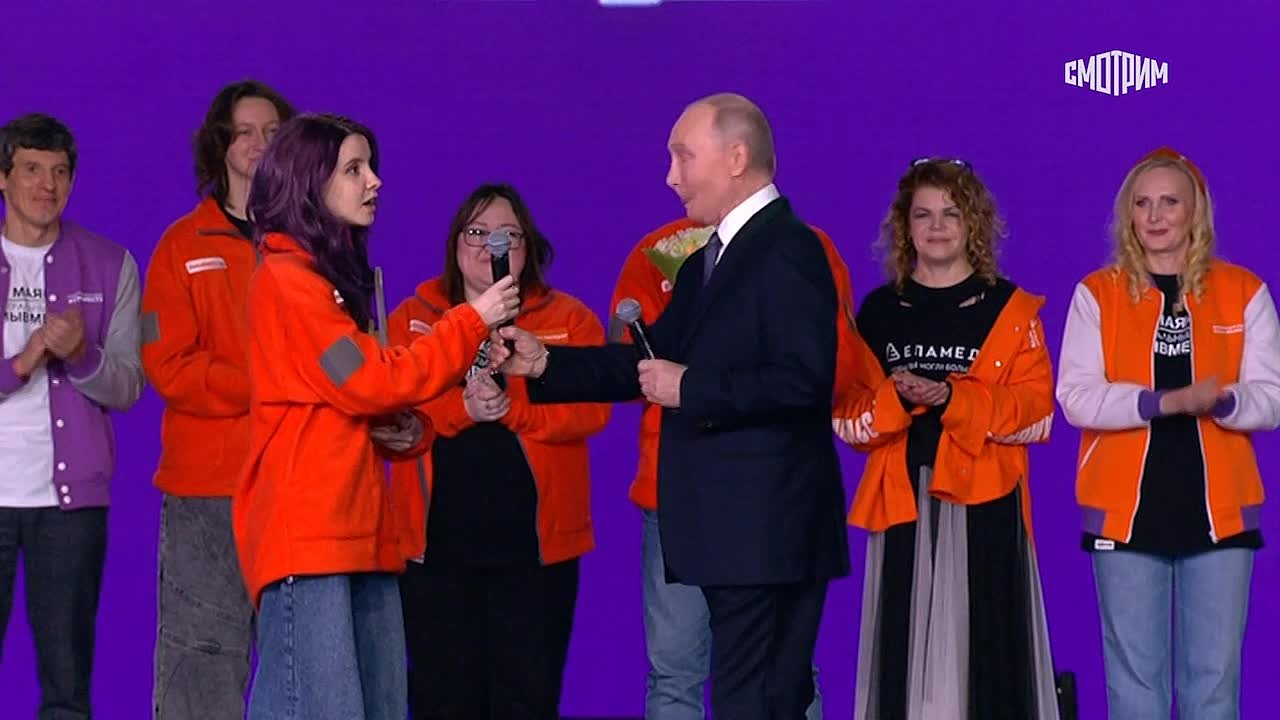 Владимир Путин наградил победителя в номинации "Волонтер года"