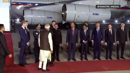 Путин вышел из трапа самолета, его встретил лично Нарендра Моди