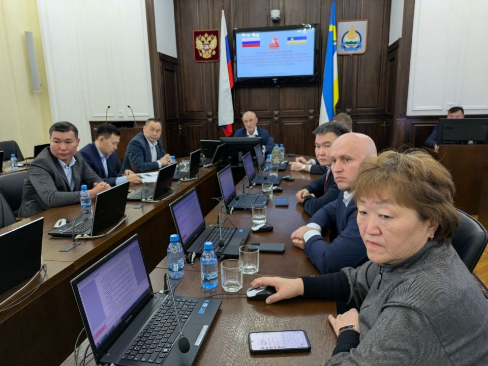 Депутаты Комитета Народного Хурала Бурятии по государственному устройству рассматривают вопросы предстоящего пленарного заседания