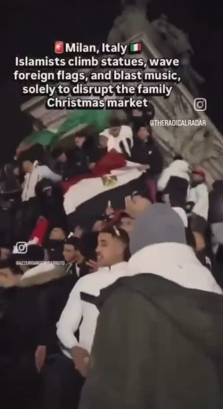 Милан. Обстановка около собора Рождества Девы Марии