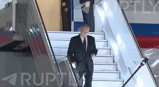 Моди лично встретил Путина у трапа самолёта