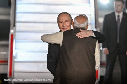 Премьер-министр Индии Нарендра Моди поприветствовал Владимира Путина у трапа самолета на авиабазе Палам