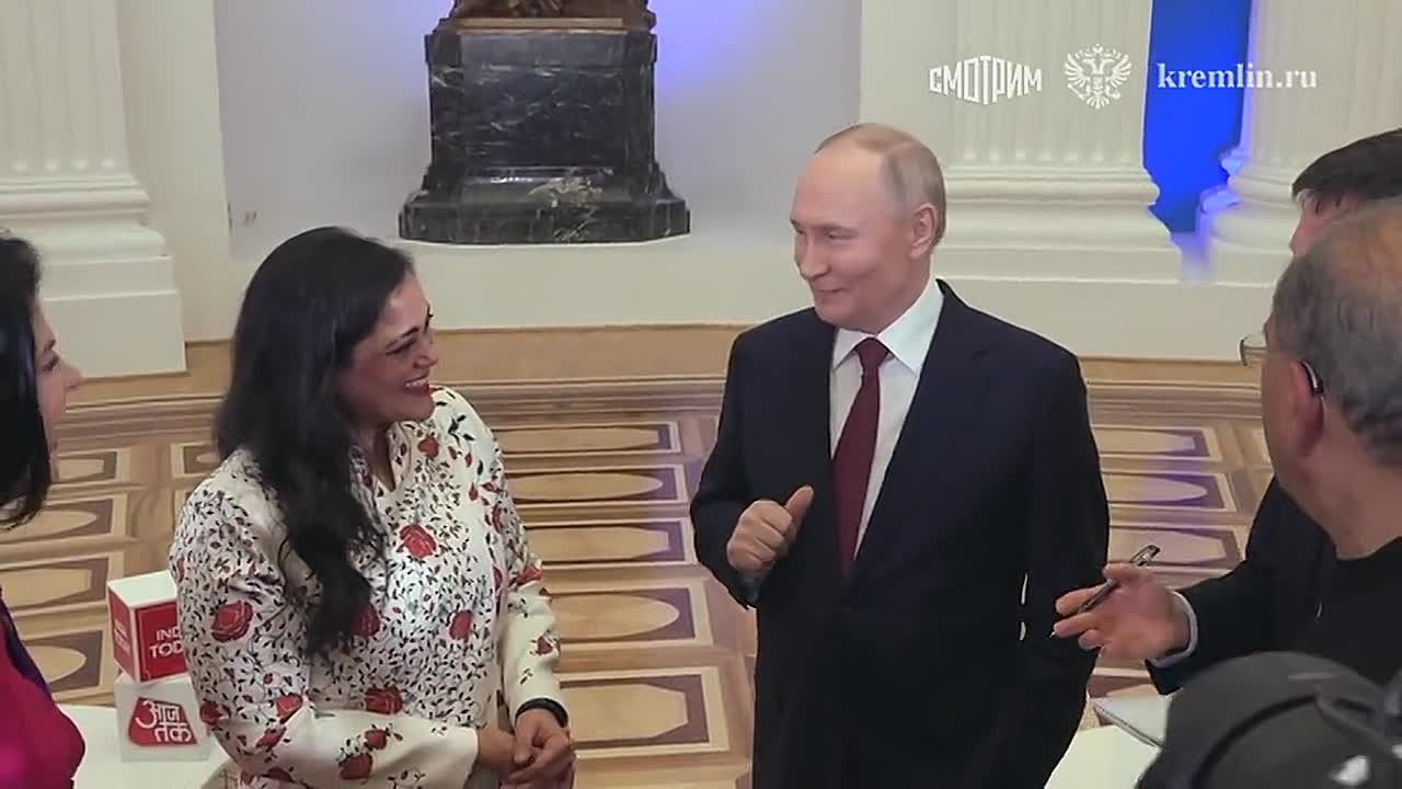 Владимир Путин после интервью отдельно побеседовал с телеведущими каналов и руководством медиахолдинга India Today Group, кадры разговора показала пресс-служба Кремля
