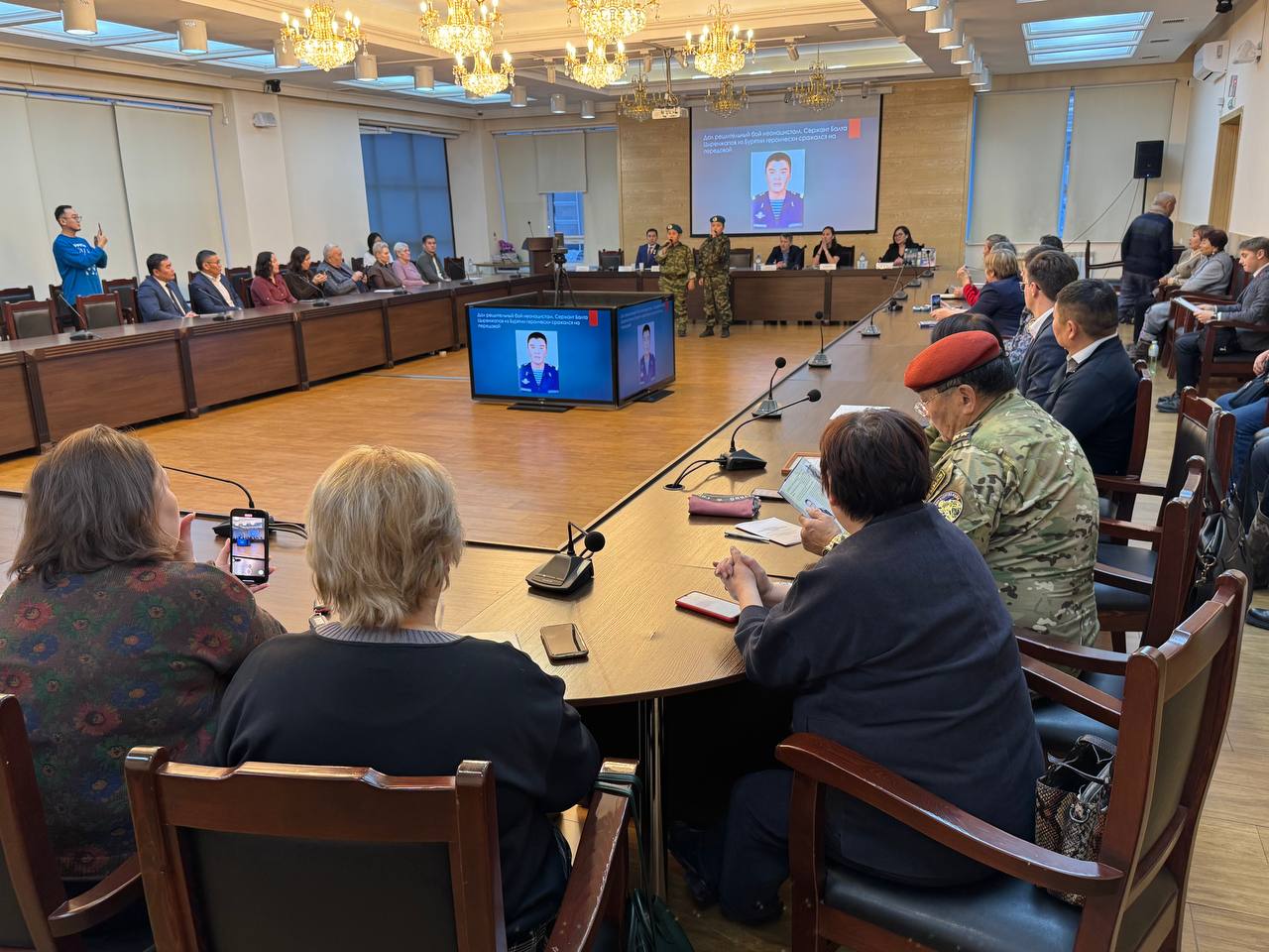 Депутаты Народного Хурала Баир Цыренов и Вячеслав Дондоков приняли участие в презентации книг члена Союза журналистов СССР и РФ, члена «Боевого Братства» Бурятии, корреспондента газеты «Бурятия» Баясхалана (Юрия) Дабаина Депутаты Народного Хурала Баир Цыренов и Вячеслав Дондоков приняли участие в презентации книг члена Союза журналистов СССР и РФ, члена «Боевого Братства» Бурятии, корреспондента газеты «Бурятия» Баясхалана (Юрия) Дабаина