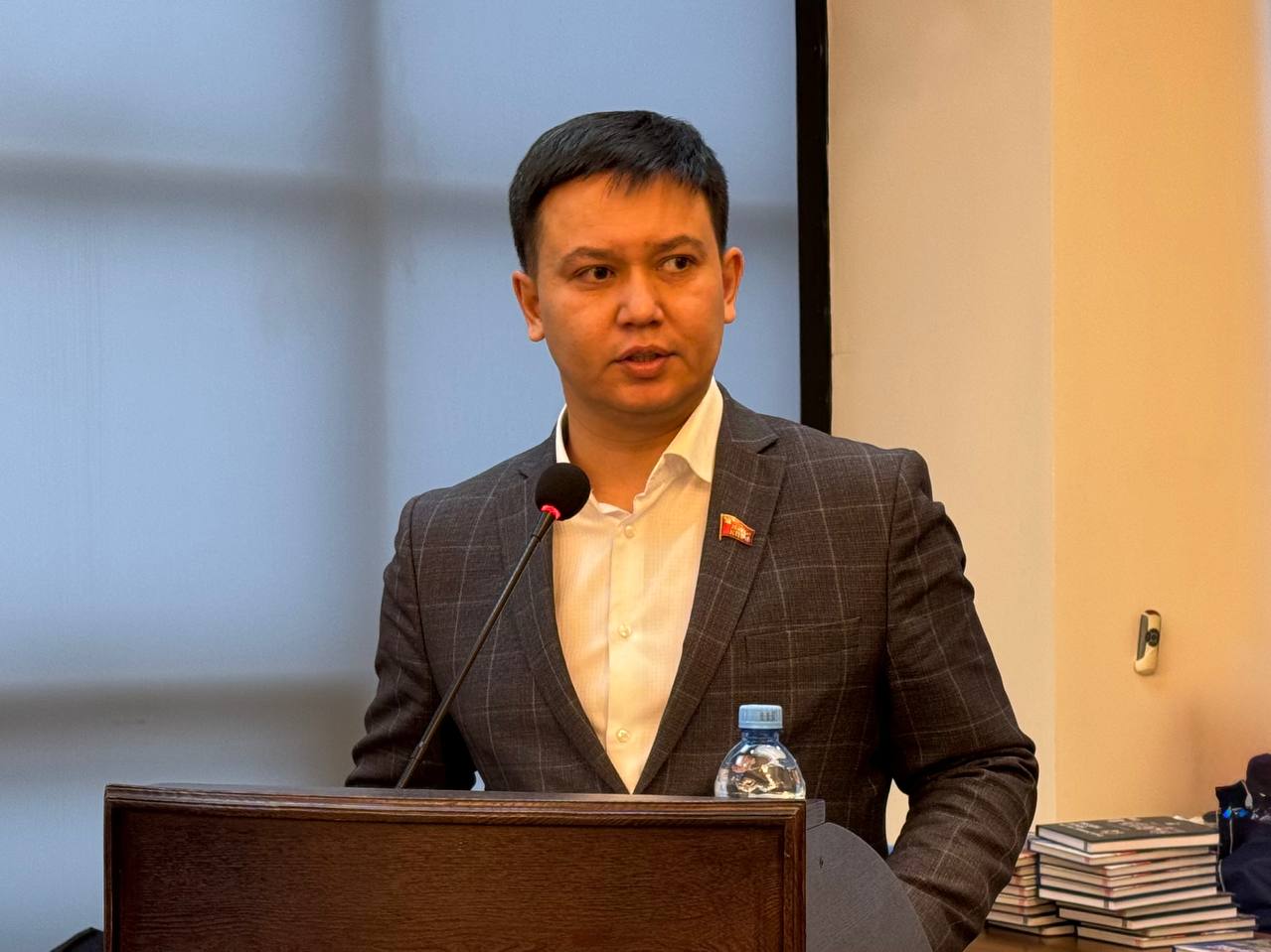 Депутаты Народного Хурала Баир Цыренов и Вячеслав Дондоков приняли участие в презентации книг члена Союза журналистов СССР и РФ, члена «Боевого Братства» Бурятии, корреспондента газеты «Бурятия» Баясхалана (Юрия) Дабаина Депутаты Народного Хурала Баир Цыренов и Вячеслав Дондоков приняли участие в презентации книг члена Союза журналистов СССР и РФ, члена «Боевого Братства» Бурятии, корреспондента газеты «Бурятия» Баясхалана (Юрия) Дабаина