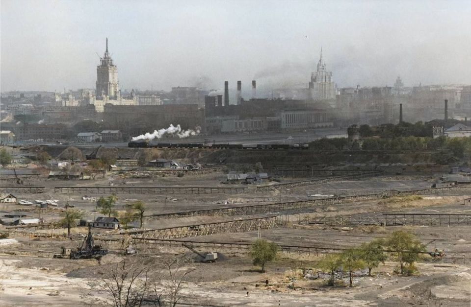 На фото - строительство спортивного комплекса в Лужниках