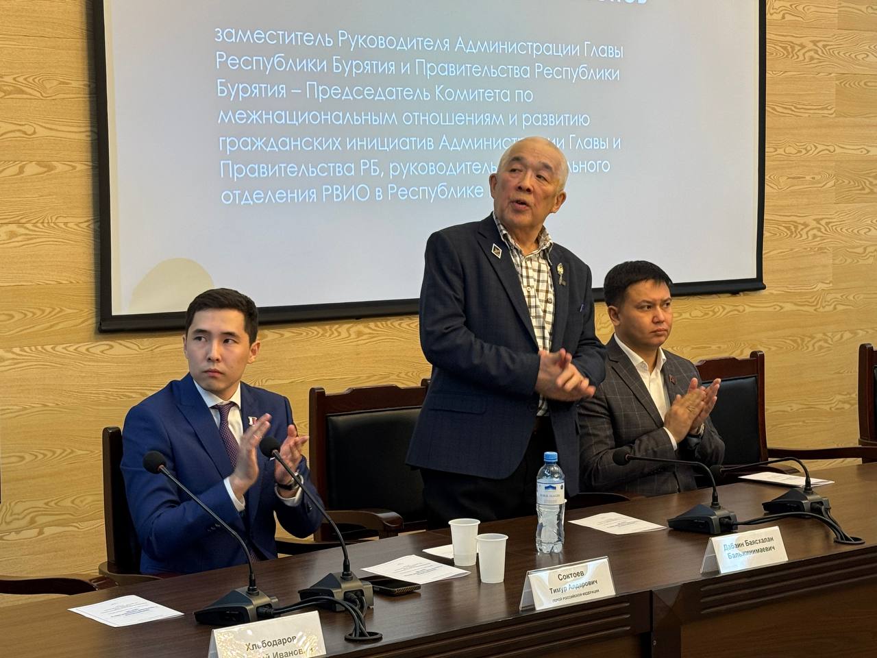 Депутаты Народного Хурала Баир Цыренов и Вячеслав Дондоков приняли участие в презентации книг члена Союза журналистов СССР и РФ, члена «Боевого Братства» Бурятии, корреспондента газеты «Бурятия» Баясхалана (Юрия) Дабаина Депутаты Народного Хурала Баир Цыренов и Вячеслав Дондоков приняли участие в презентации книг члена Союза журналистов СССР и РФ, члена «Боевого Братства» Бурятии, корреспондента газеты «Бурятия» Баясхалана (Юрия) Дабаина