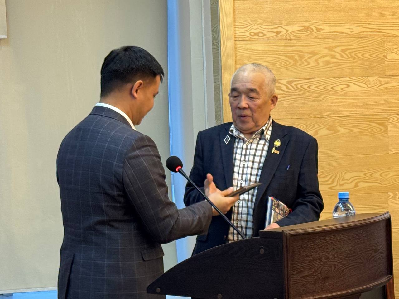 Депутаты Народного Хурала Баир Цыренов и Вячеслав Дондоков приняли участие в презентации книг члена Союза журналистов СССР и РФ, члена «Боевого Братства» Бурятии, корреспондента газеты «Бурятия» Баясхалана (Юрия) Дабаина Депутаты Народного Хурала Баир Цыренов и Вячеслав Дондоков приняли участие в презентации книг члена Союза журналистов СССР и РФ, члена «Боевого Братства» Бурятии, корреспондента газеты «Бурятия» Баясхалана (Юрия) Дабаина