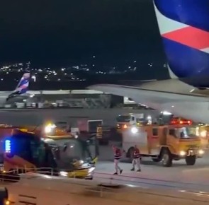 Видео: самолет с пассажирами вспыхнул на взлетной полосе