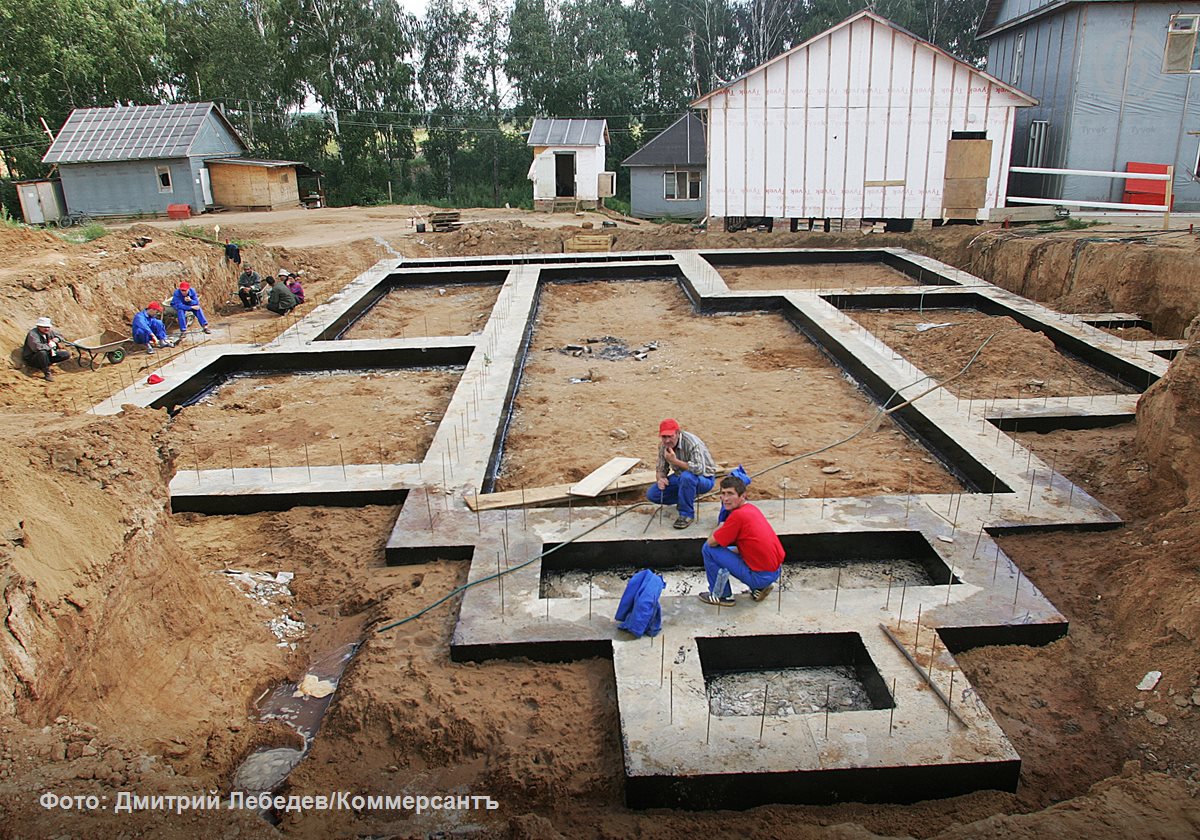 В Верховном суде РФ рассматривается иск подмосковного жителя, который купил участок под дачу, но перед началом строительства обнаружил, что земля находится в придорожной полосе автодороги