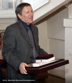 Кинокритик, обозреватель отдела культуры Андрей Плахов более 30 лет делится своей профессиональной оценкой фильмов и их создателей с читателями «Коммерсанта»