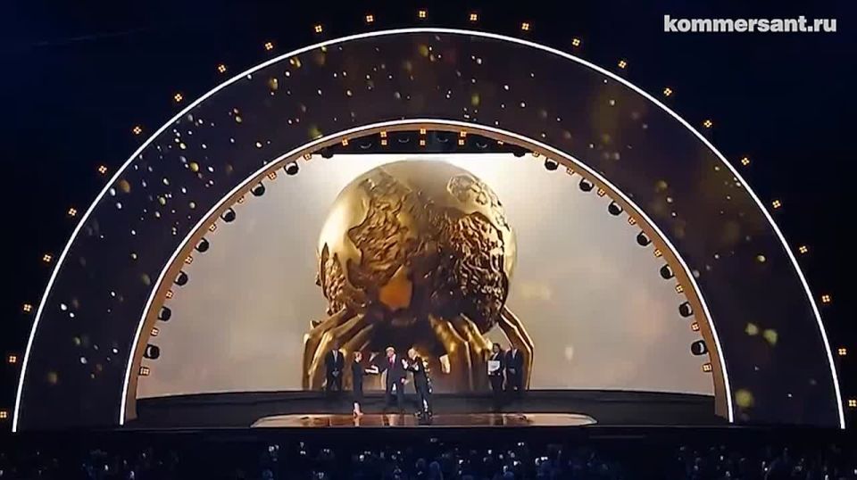 Дональд Трамп стал первым лауреатом Премии мира, учрежденной всего месяц назад Международной федерацией футбола (FIFA)