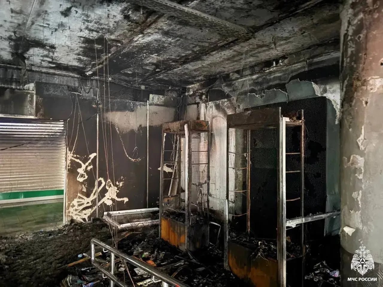 Три человека пострадали в результате пожара в продуктовом магазине в пятиэтажке в Ярославле, сообщает МЧС