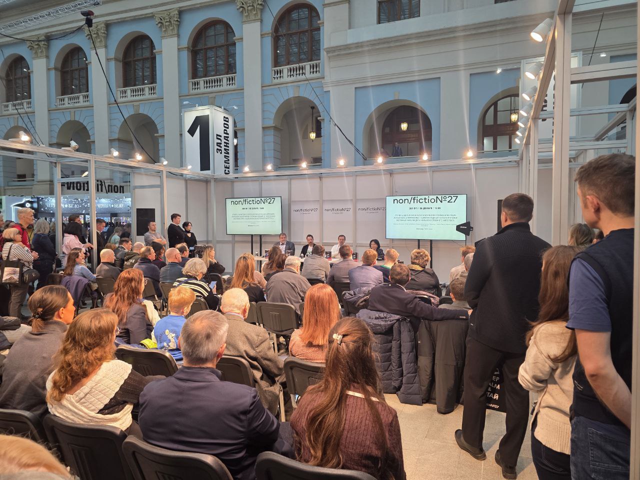 Вчера в отличной писательской компании - С.Лукьяненко и А.Цыпкина - представили на на Non/Fiction роман А.Журавского "Альтернатива" Вчера в отличной писательской компании - С.Лукьяненко и А.Цыпкина - представили на на Non/Fiction роман А.Журавского "Альтернатива"