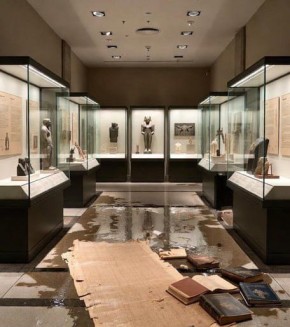 Парижский Лувр снова облажался: На этот раз угробили около 400 редких книг, залив их водой