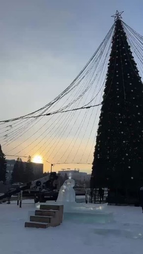 В новогоднем городке на площади Советов строят ледяные скульптуры
