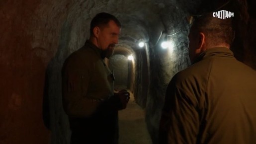 Боец ВС РФ с позывным Ветер показал подземные сооружения, построенные российскими штурмовиками в освобожденном Волчанске, в документальном фильме "197-я неделя СВО" на "России 1"