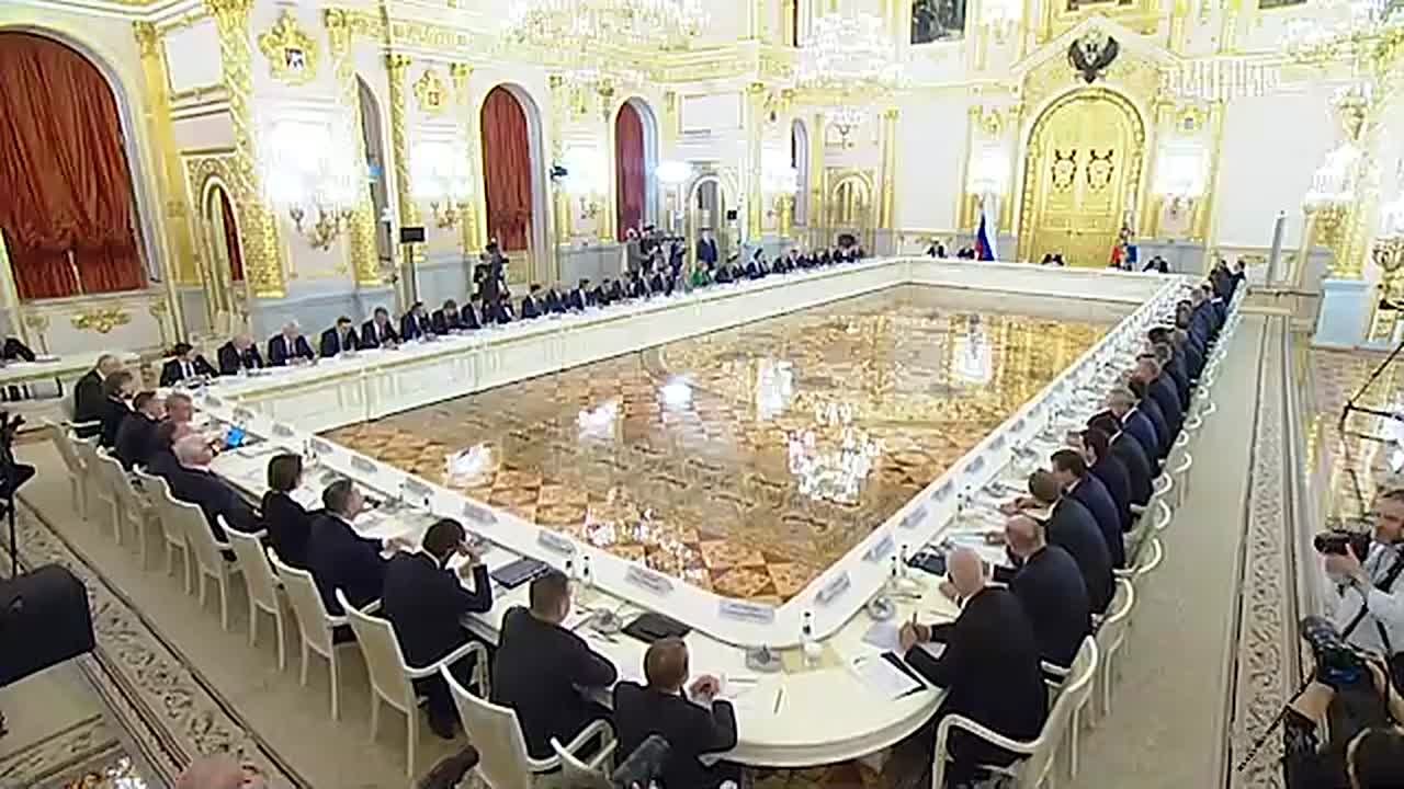 Рост рождаемости, поддержка семей с детьми, увеличение продолжительности жизни граждан – все это ключевые направления усилий властей, отметил Владимир Путин