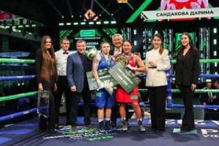 Председатель Народного Хурала республики поздравил спортсменок с медалями чемпионата России по боксу