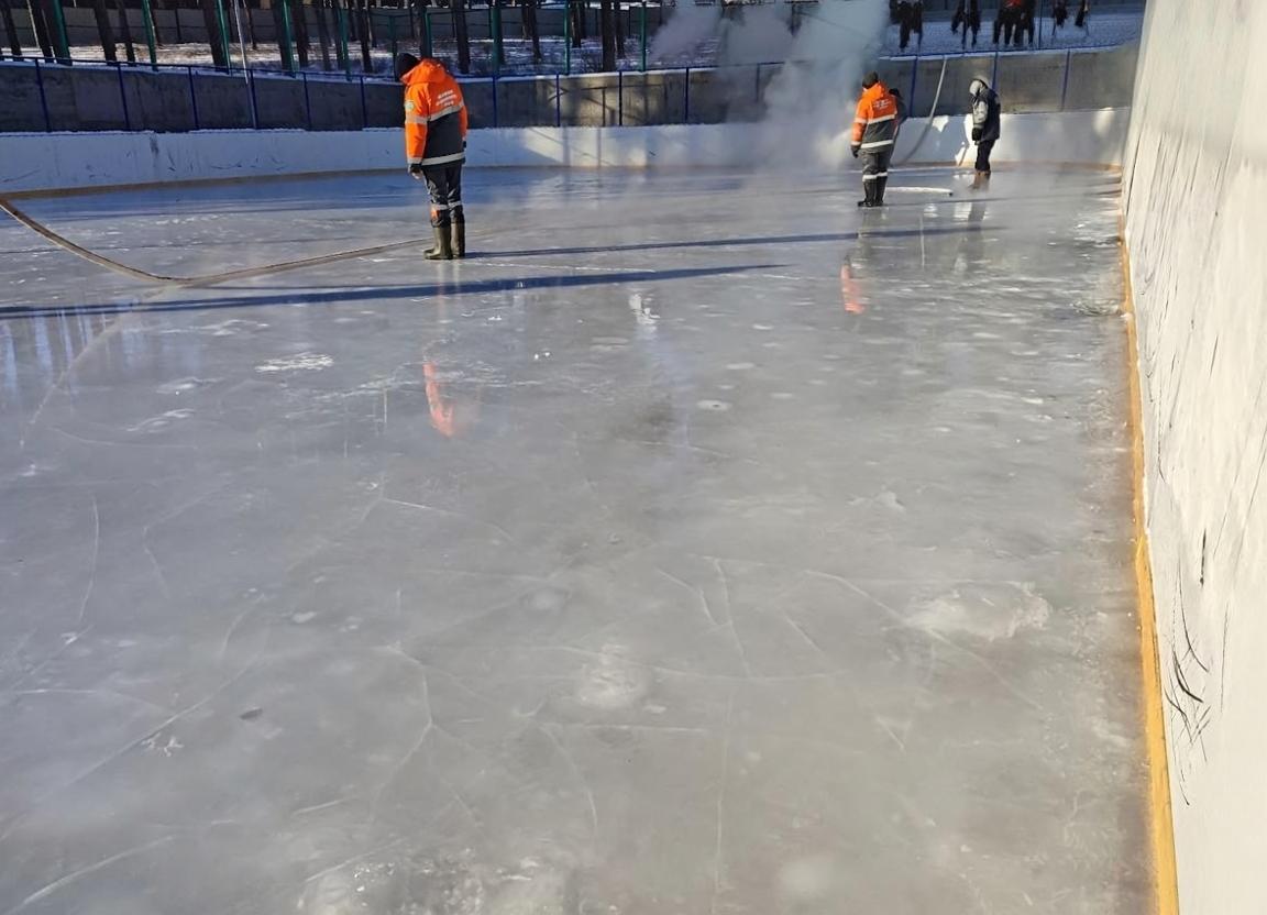 На катке школы №13 прошла финальная заливка льда горячей водой На катке школы №13 прошла финальная заливка льда горячей водой