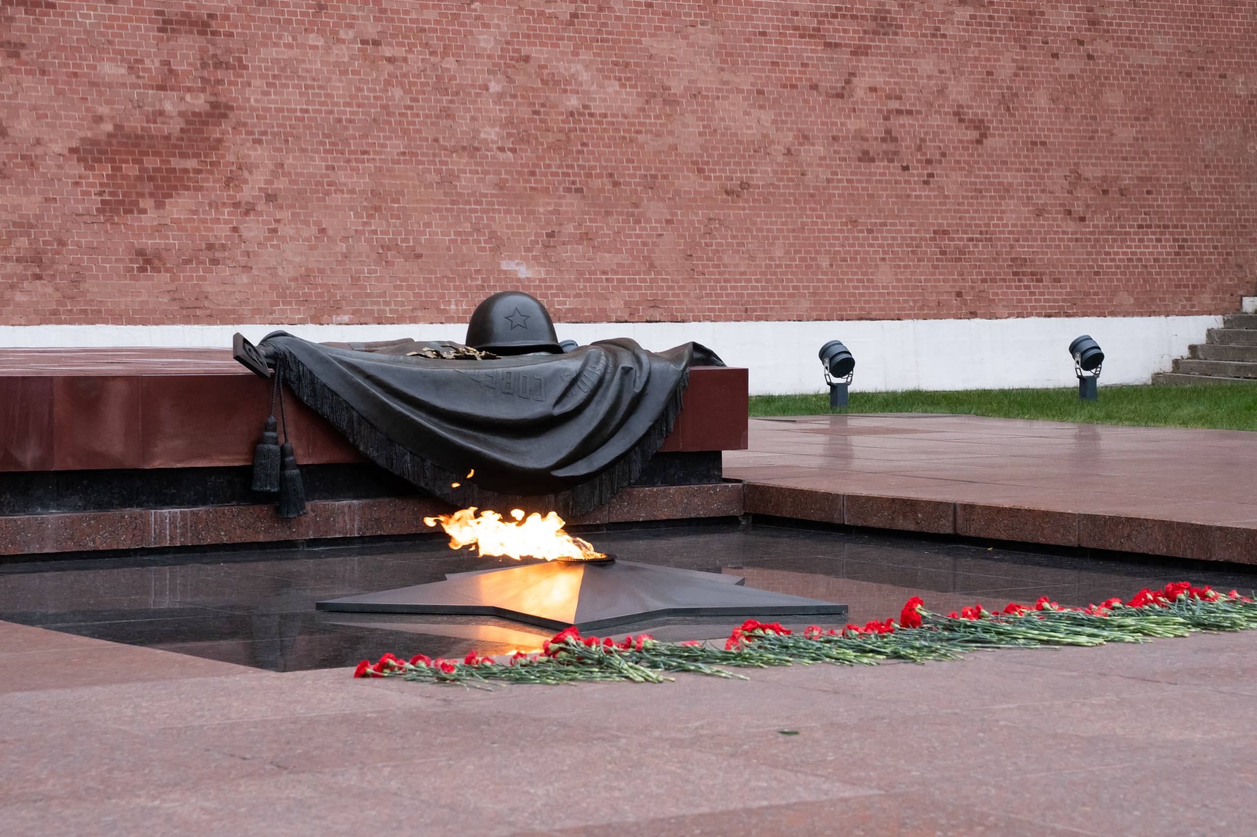 Алексей Цыденов: Вместе с Героями России из Бурятии возложили цветы к вечному огню Алексей Цыденов: Вместе с Героями России из Бурятии возложили цветы к вечному огню