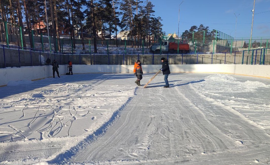 На катке школы №13 прошла финальная заливка льда горячей водой