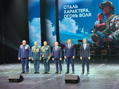 Председатель Народного Хурала Республики Бурятия Владимир Павлов поздравил защитников Родины со сцены Русского драматического театра, где сегодня прошло торжественное собрание общественности и праздничный концерт...